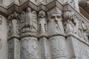Detail dekorativních hlavic ve střední části vlevo. Foto Karel Kocourek.