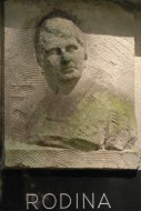 Reliéf s ženským portrétem na náhrobku v Domažlicích