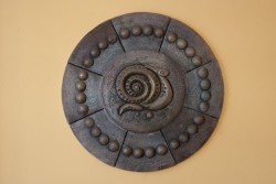 Tři kruhové reliéfy se zvířecími motivy v mateřské škole v Klatovech