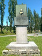 Pomník básníka Rudolfa Mayera u Skránčic