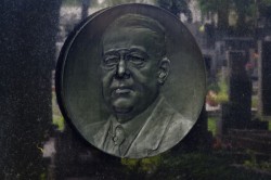 Náhrobek MUDr. Aloise Císaře s portrétním medailonem na Městském hřbitově u sv. Jakuba v Klatovech