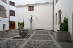 Kašna a pítko jako výzdoba dvora renesančního domu v Klatovech  