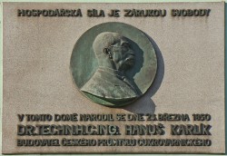 Pamětní deska Hanuše Karlíka na jeho rodném domě v Rokycanech