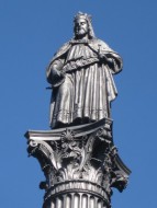 Jubilejní sloup se sochou Karla IV. v Karlových Varech