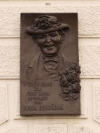 Pamětní deska Hany Benešové na jejím domě v Praze