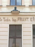 Busta Františka Křižíka v průčelí základní školy v Plánici