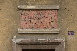 Reliéf s motivem dětí nad vchodem bytového domu v Sokolově II