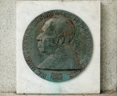 Medailon s portrétním reliéfem plukovníka MUDr. Josefa Popilky na jeho hrobě v Plzni