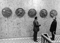 Pět kruhových reliéfů pro interiér ZDŠ v Plzni-Bolevci