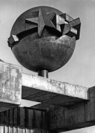 Dekorativní plastika v podobě koule s hvězdou před Domem kultury ROH v Plzni