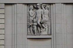 Tři reliéfy na budově obchodní školy a banky  v Plzni
