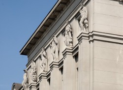 Šest alegorických soch na budově banky v Plzni
