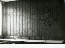 Keramická stěna ve vstupním vestibulu masokombinátu v Klatovech