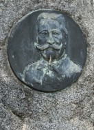 Reliéfní portrét na náhrobku Josefa Macnera v Rokycanech