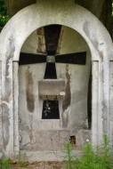 Architektonicky pojatý náhrobek na boleveckém hřbitově v Plzni