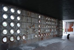Keramická dělící stěna v bývalém nákupním centru Gera v Plzni na Lochotíně